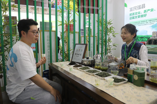 信阳市商城县：高山茶香迎客来_fororder_年轻茶客与茶人的畅谈 洪晓燕 摄.JPG