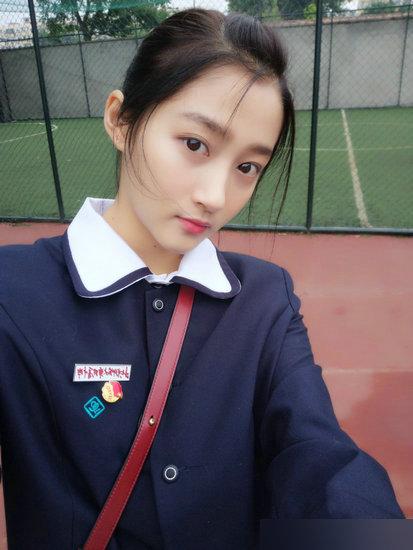 小花旦高考分数PK：关晓彤总分552文综181 张雪迎总分415