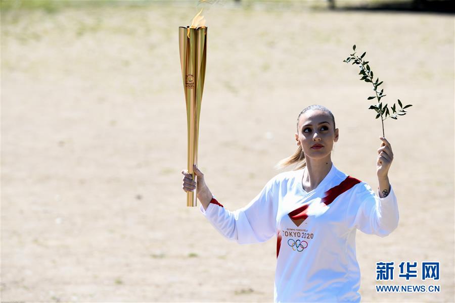 东京奥运会圣火点燃 女性首次担任第一棒火炬手