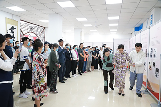 【B】【吉02】伪满皇宫博物院推出“铭记与传承——向东北抗战英雄致敬”流动展览进社区活动