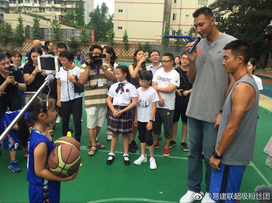 易建联现身成都实验小学