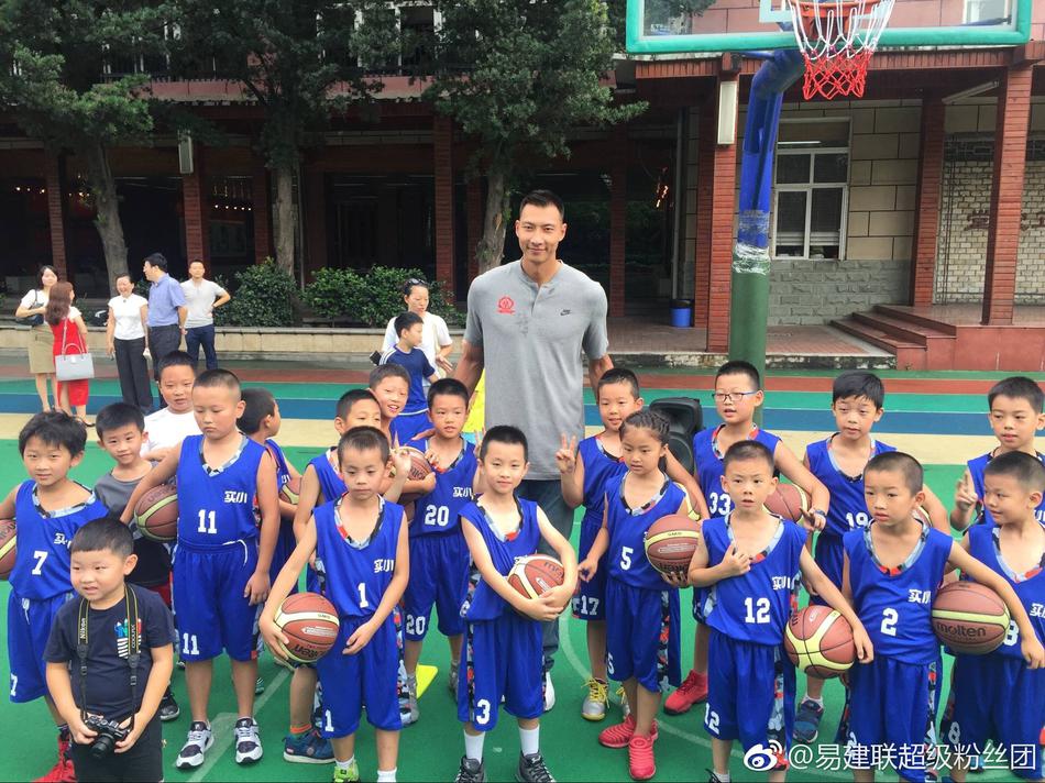 易建联现身成都实验小学