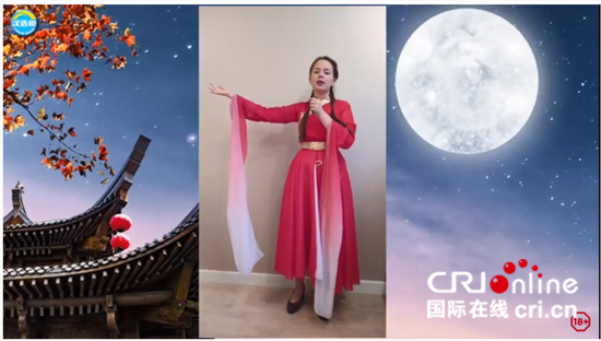 “追梦中文，不负韶华”——第十三届“汉语桥”世界中学生中文比赛俄罗斯赛区决赛暨第八届全俄中学生中文比赛圆满落幕_fororder_7.选手才艺展示演唱中文歌曲