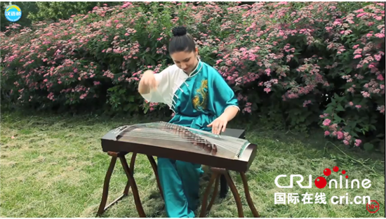 “追梦中文，不负韶华”——第十三届“汉语桥”世界中学生中文比赛俄罗斯赛区决赛暨第八届全俄中学生中文比赛圆满落幕_fororder_9.选手才艺展示弹奏古筝