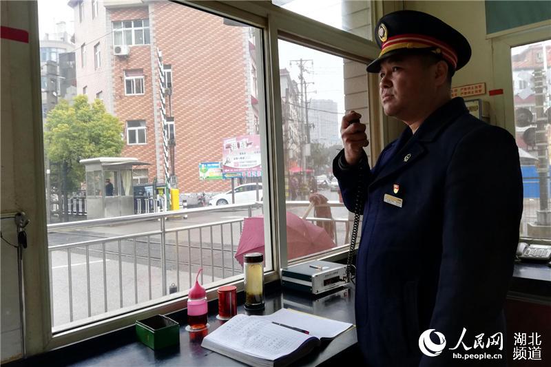 春运中“夫妻档”同守铁路道口保运输安全