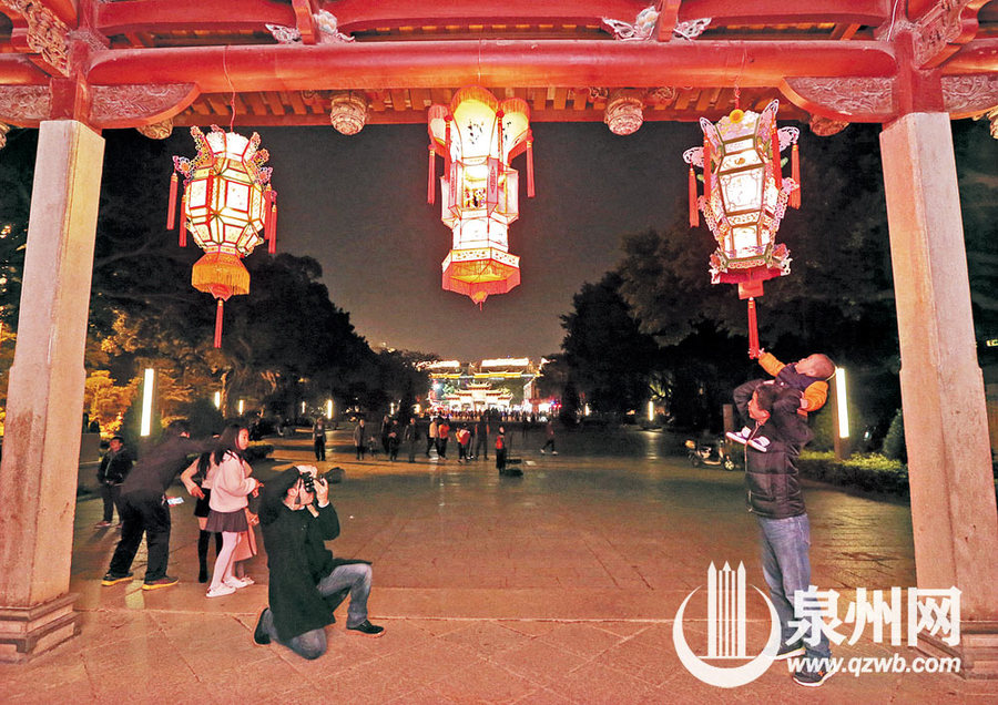 【图说福建第四张】【泉州】【移动版】【Chinanews带图】看花灯 听南音 吃上元丸 泉州元宵令“老外”着迷