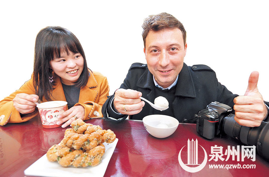 【图说福建第四张】【泉州】【移动版】【Chinanews带图】看花灯 听南音 吃上元丸 泉州元宵令“老外”着迷
