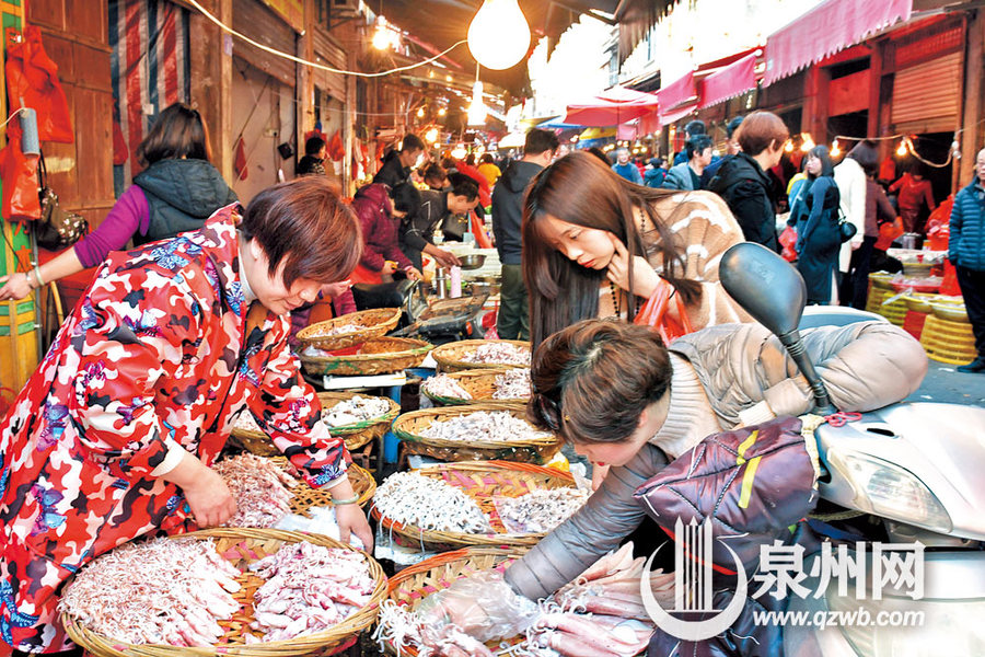 【图说福建第四张】【泉州】【移动版】【Chinanews带图】看花灯 听南音 吃上元丸 泉州元宵令“老外”着迷