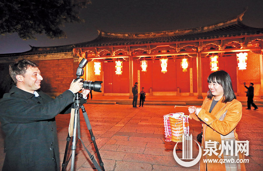 【图说福建第四张】【泉州】【移动版】【Chinanews带图】看花灯 听南音 吃上元丸 泉州元宵令“老外”着迷
