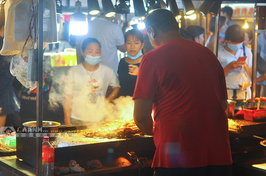 真香！实探南宁夜市美食街 品尝舌尖上的美味(图)