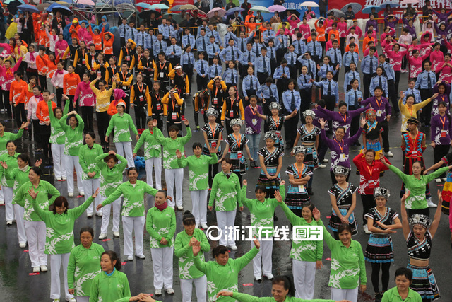 杭州3万余人冒雨齐跳排舞 成功挑战吉尼斯(图)