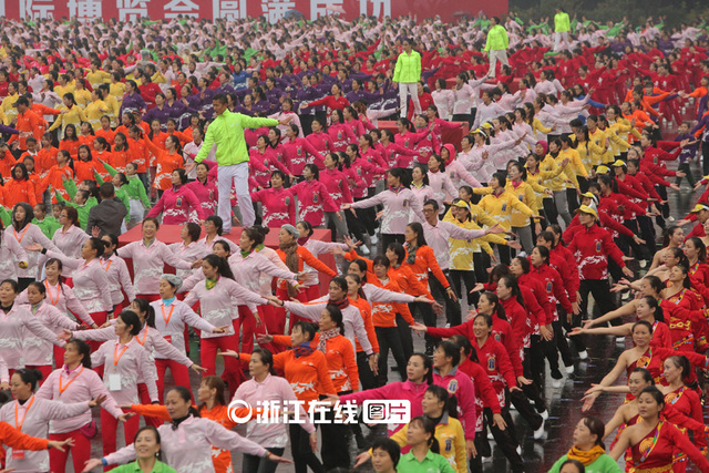 杭州3万余人冒雨齐跳排舞 成功挑战吉尼斯(图)