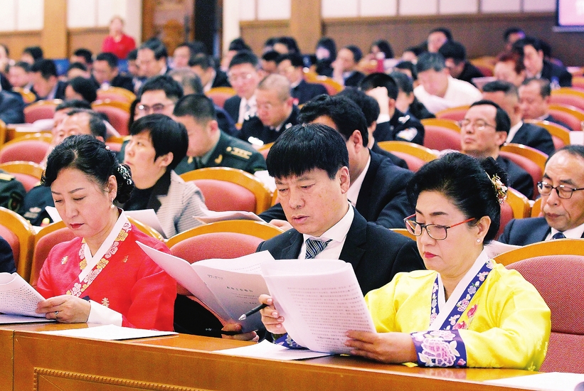 与会代表认真听取吉林省省长景俊海作政府工作报告