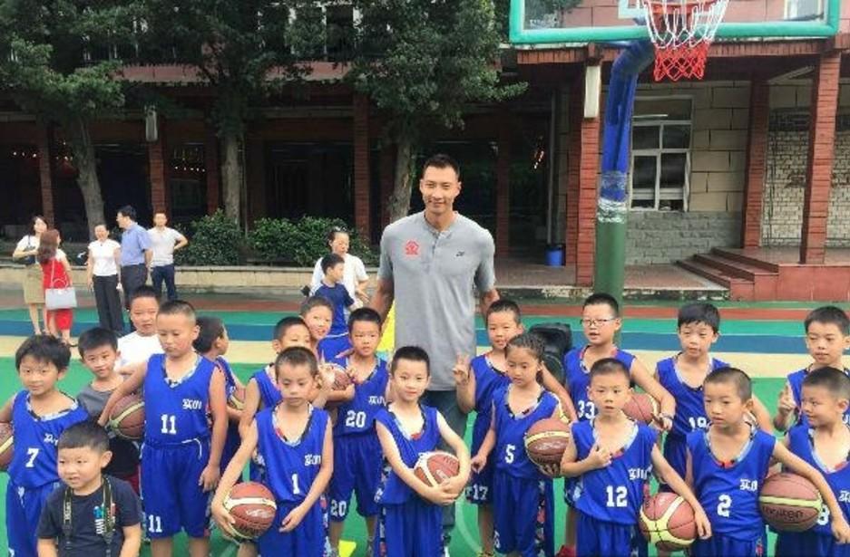 吃啥长那么高?阿联"应聘"体育老师被小学生问懵