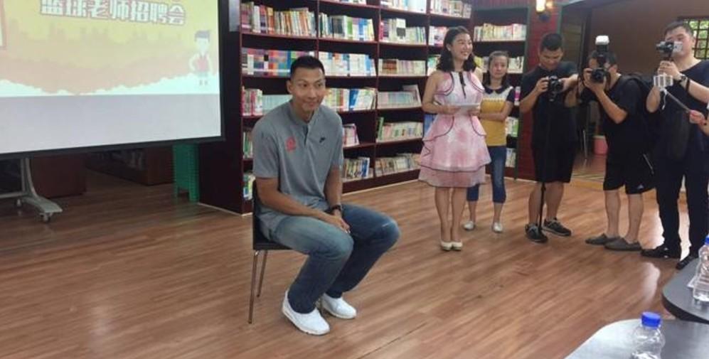 吃啥长那么高?阿联"应聘"体育老师被小学生问懵