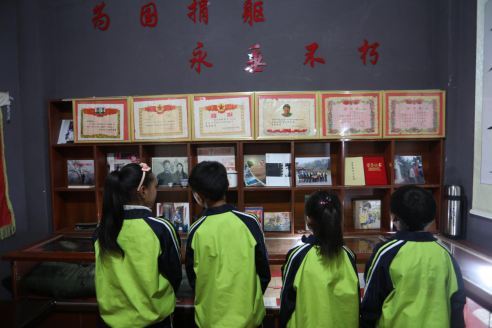 贵州毕节：学生参观“梁三喜”原型王发坤烈士纪念馆