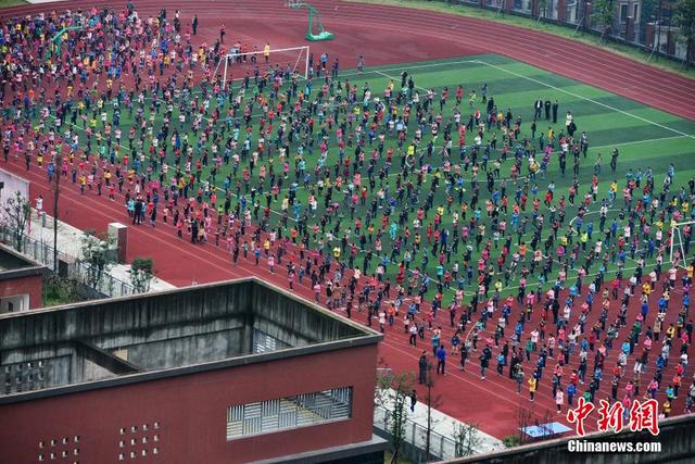 重庆中学生"空中操场"齐做课间操 家长担忧孩子安全(图)