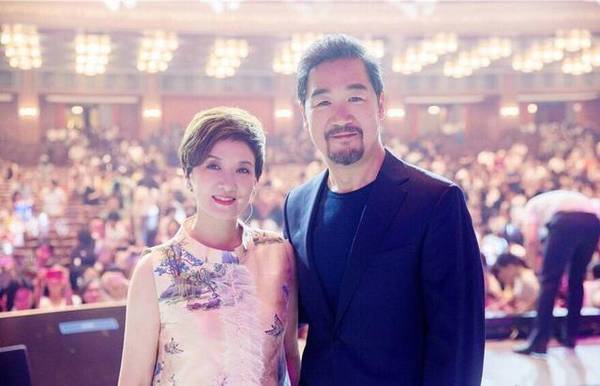 60岁邓婕仍迷人，谈起婚姻中这件事，她不禁落泪