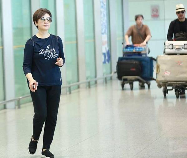 60岁邓婕仍迷人，谈起婚姻中这件事，她不禁落泪