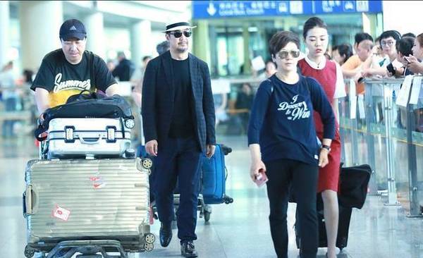 60岁邓婕仍迷人，谈起婚姻中这件事，她不禁落泪