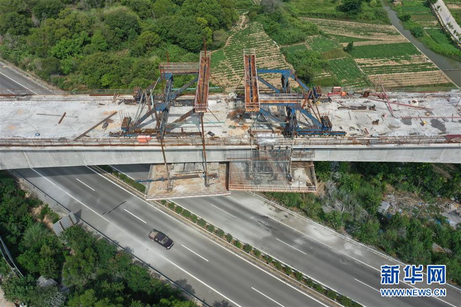 新建福厦铁路跨斗尾疏港高速公路特大桥中跨合龙