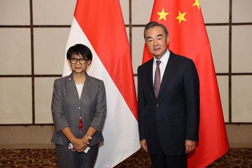 王毅同印尼外长蕾特诺举行会谈_fororder_267f9e2f0708283836005fceab618e064e08f1de