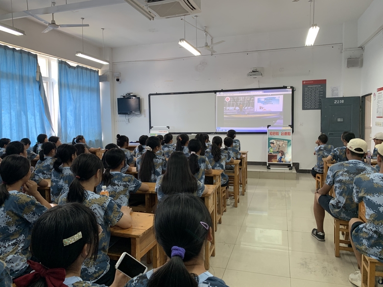 【B】开学第一课 北碚民警走进校园宣传道路交通安全