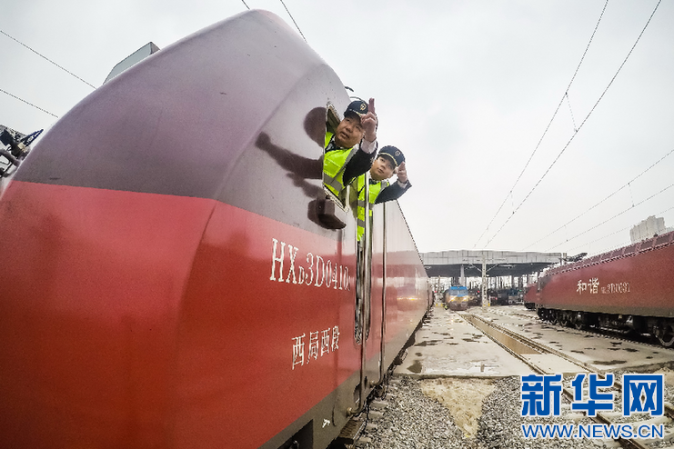 【新春走基层】火车司机的春运首日