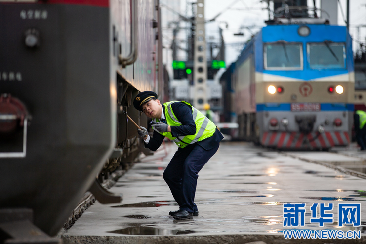 【新春走基层】火车司机的春运首日