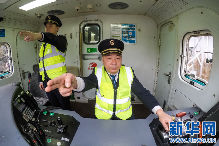 【新春走基层】火车司机的春运首日