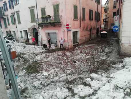 ​意大利维罗纳遭遇强雹暴袭击 地区宣布进入危机状态