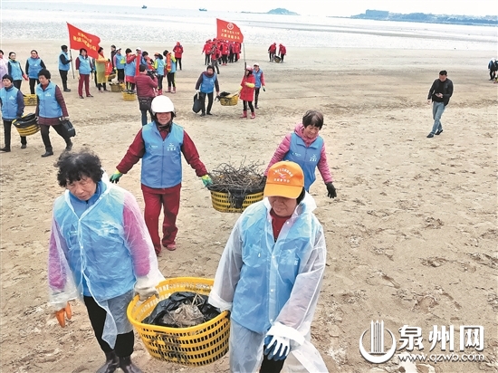 【福建时间主推】【泉州】【移动版】【Chinanews带图】泉州上千名志愿者冒雨清理海滩垃圾 清理出0.5吨