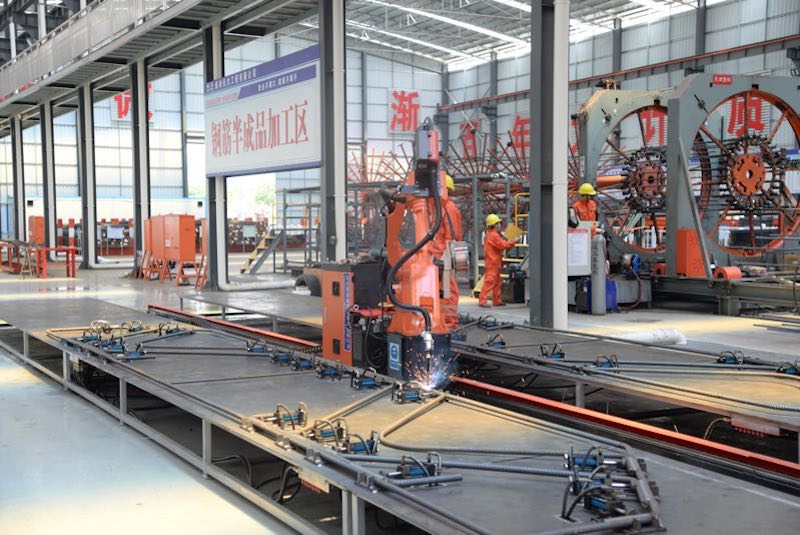 《我们都是深圳人》系列之：高速公路建设者洪俊财_fororder_2020年，智能钢筋骨架焊接机器人在深汕西高速改扩建项目执行焊接任务