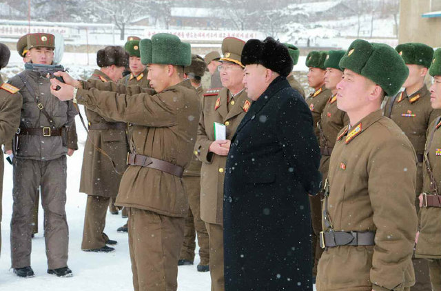 金正恩冒雪视察朝鲜部队 了解官兵生活环境(图)