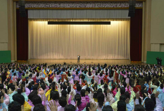 金正恩携妻看演出 称赞军人家属奉献精神