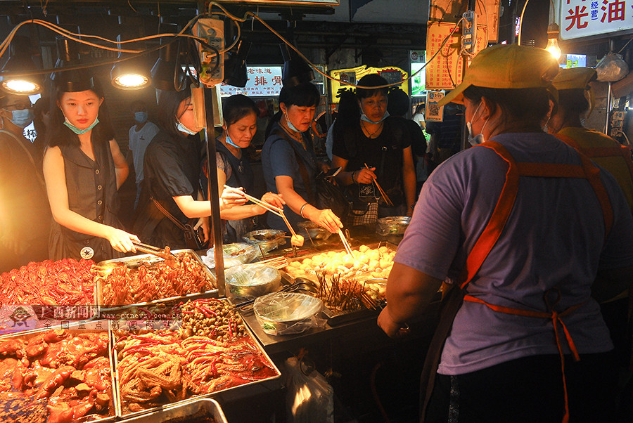 真香！实探南宁夜市美食街 品尝舌尖上的美味(图)