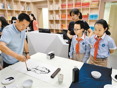 【中首 陕西  图】西安书画名家进校园 挥毫泼墨写新风 为师生们送上节日祝福