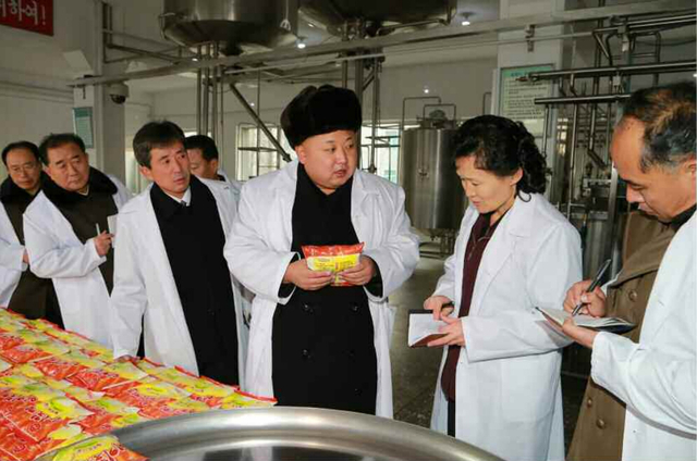 金正恩视察平壤儿童食品厂