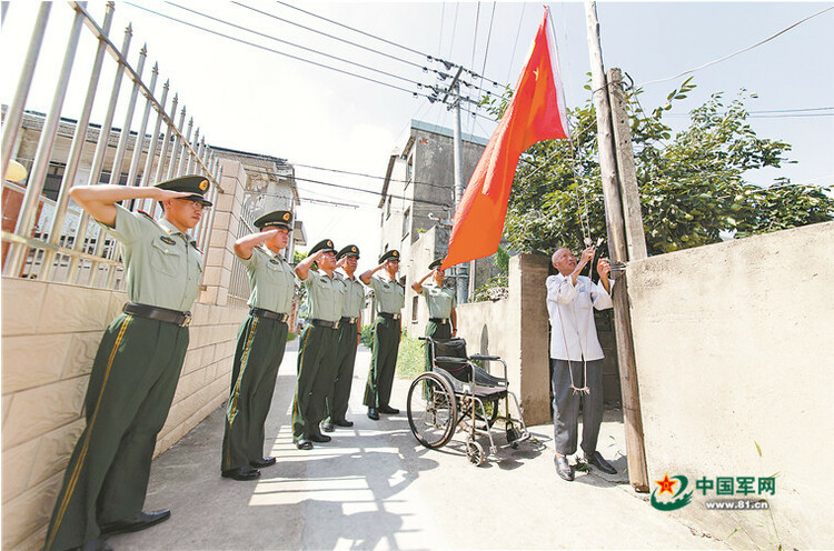 70年前参加抗美援朝战争，如今93岁的他坚持在家升国旗