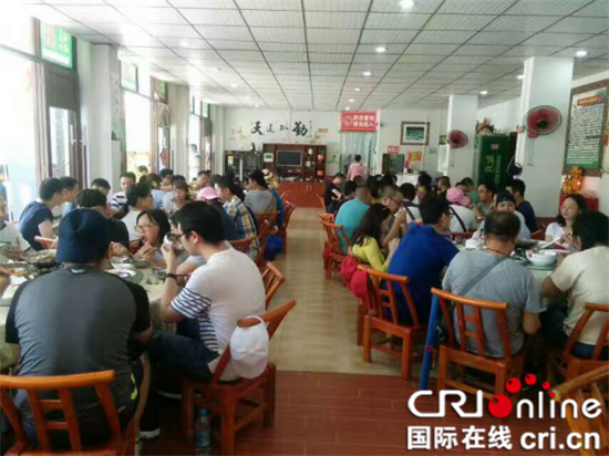 已过审【CRI专稿】俩80后私奔借钱开餐馆买上小车 穷小子逆袭征服岳母全家