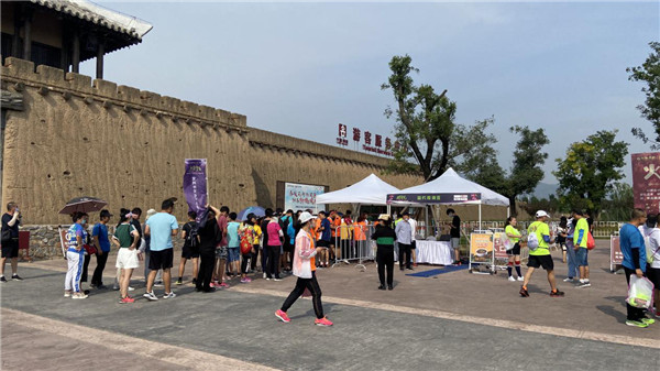 四城联动 万余名跑友参加陕西旅游集团i奔跑荧火主题夜跑