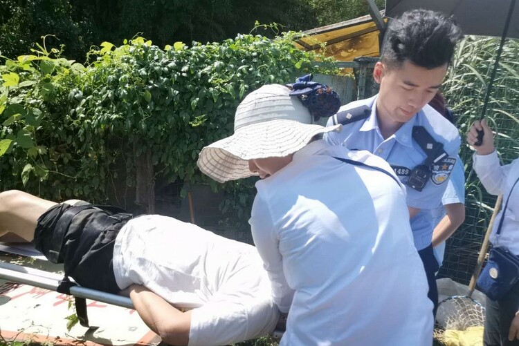 【B】老人度假外出摔伤   万盛警民及时送医