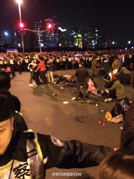 上海新年夜发生踩踏致35人死亡