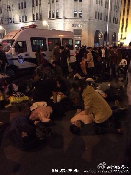 上海新年夜发生踩踏致35人死亡