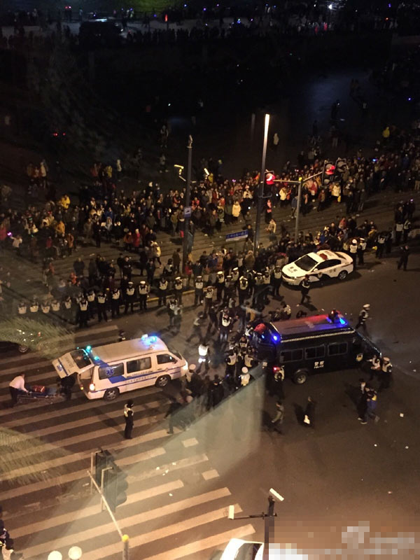 上海新年夜发生踩踏致35人死亡