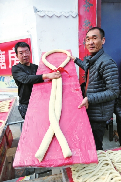 【中原优品-图片】武陟“大糖会”选出4米长“麻糖王”