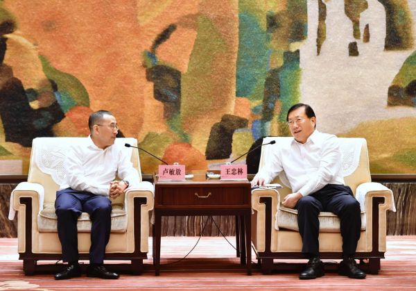 蒙牛复合型现代化工厂落户武汉 王忠林与蒙牛集团总裁卢敏放座谈