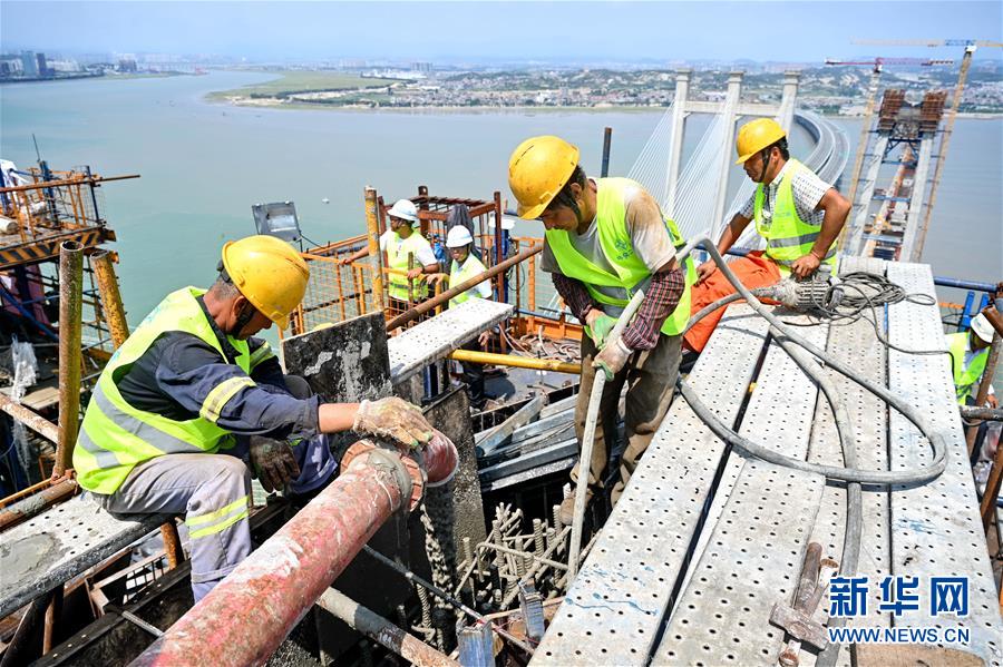 新建福厦铁路泉州湾跨海大桥南岸主塔封顶