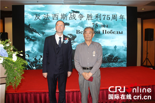 沈阳老人获颁卫国战争胜利75周年纪念章_fororder_俄3