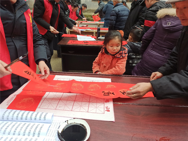 【吴总同意】【重庆】【新春走基层】重庆悦崃镇：文化进万家 迎新春联送下乡